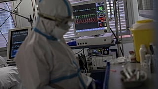İspanya'nın başkenti Madrid'de bir yoğun bakım ünitesinde doktorlar, Covid-19 hastasına müdahale ederken