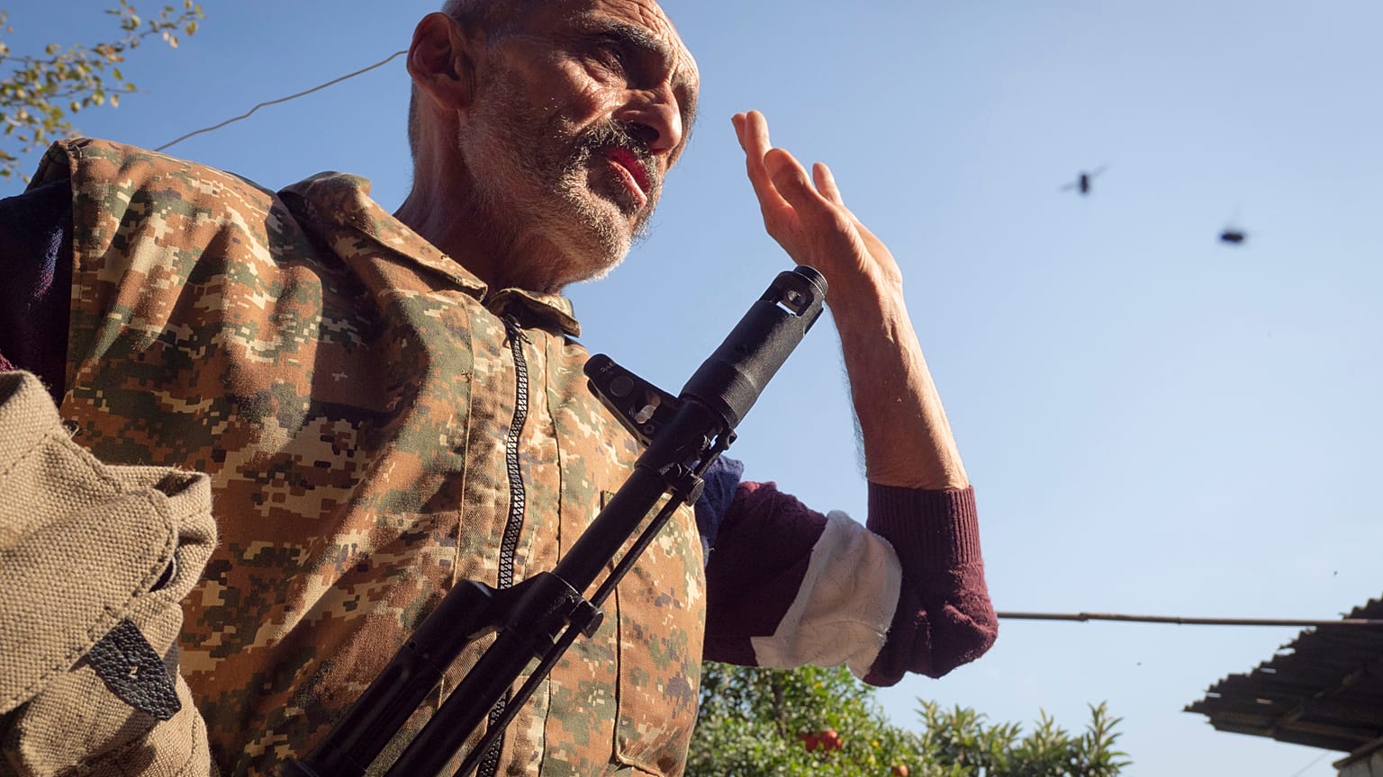 Valery Ovanisyan, résident de Martuni, porte une Kalachnikov, Haut-Karabakh, le 14 octobre 2020