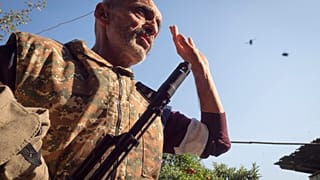 Valery Ovanisyan, résident de Martuni, porte une Kalachnikov, Haut-Karabakh, le 14 octobre 2020