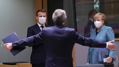استقبال دیوید ساسولی، رئیس پارلمان اروپا (پشت به دوربین) از امانوئل ماکرون، رئیس جمهوری فرانسه و آنگلا مرکل، صدر اعظم آلمان 