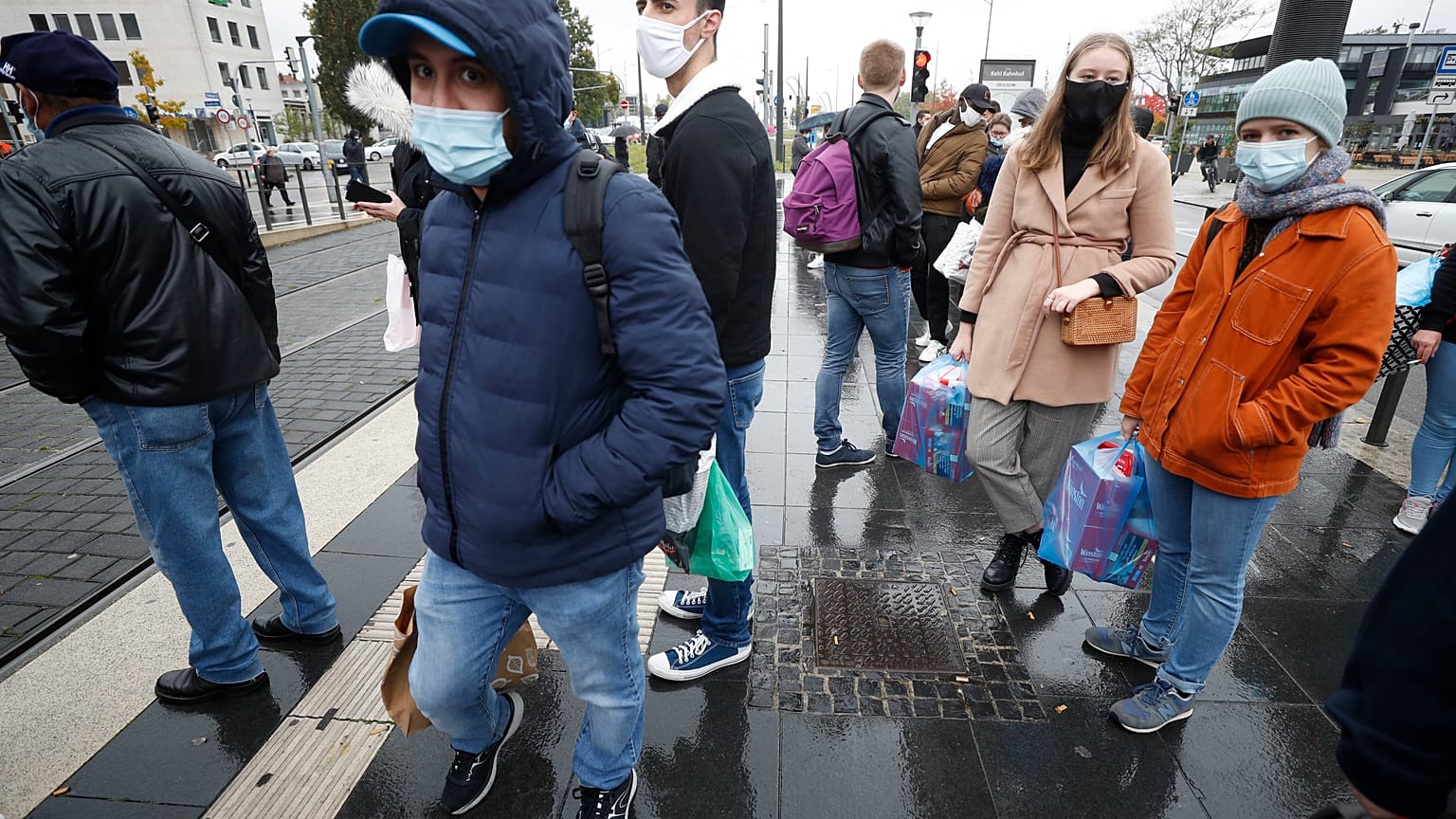 Personas esperan en la parada de un tranvía en la frontera entre Francia y Alemania