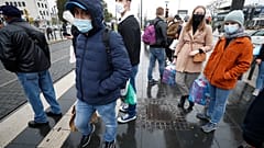 Personas esperan en la parada de un tranvía en la frontera entre Francia y Alemania