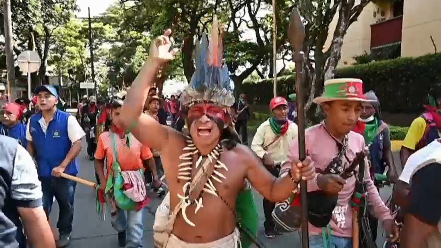 Un líder indígena grita durante la marcha hacia Bogotá