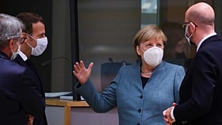 Angela Merkel Emmanuel Macronnal és Charles Michellel beszélget Brüsszelben
