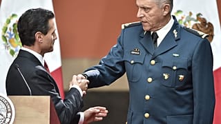 El expresidente mexicano, Enrique Peña Nieto, saluda al general Cienfuegos (08/01/2016)