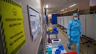 Védőszerelést viselő nővér a budapesti Honcédkórházban