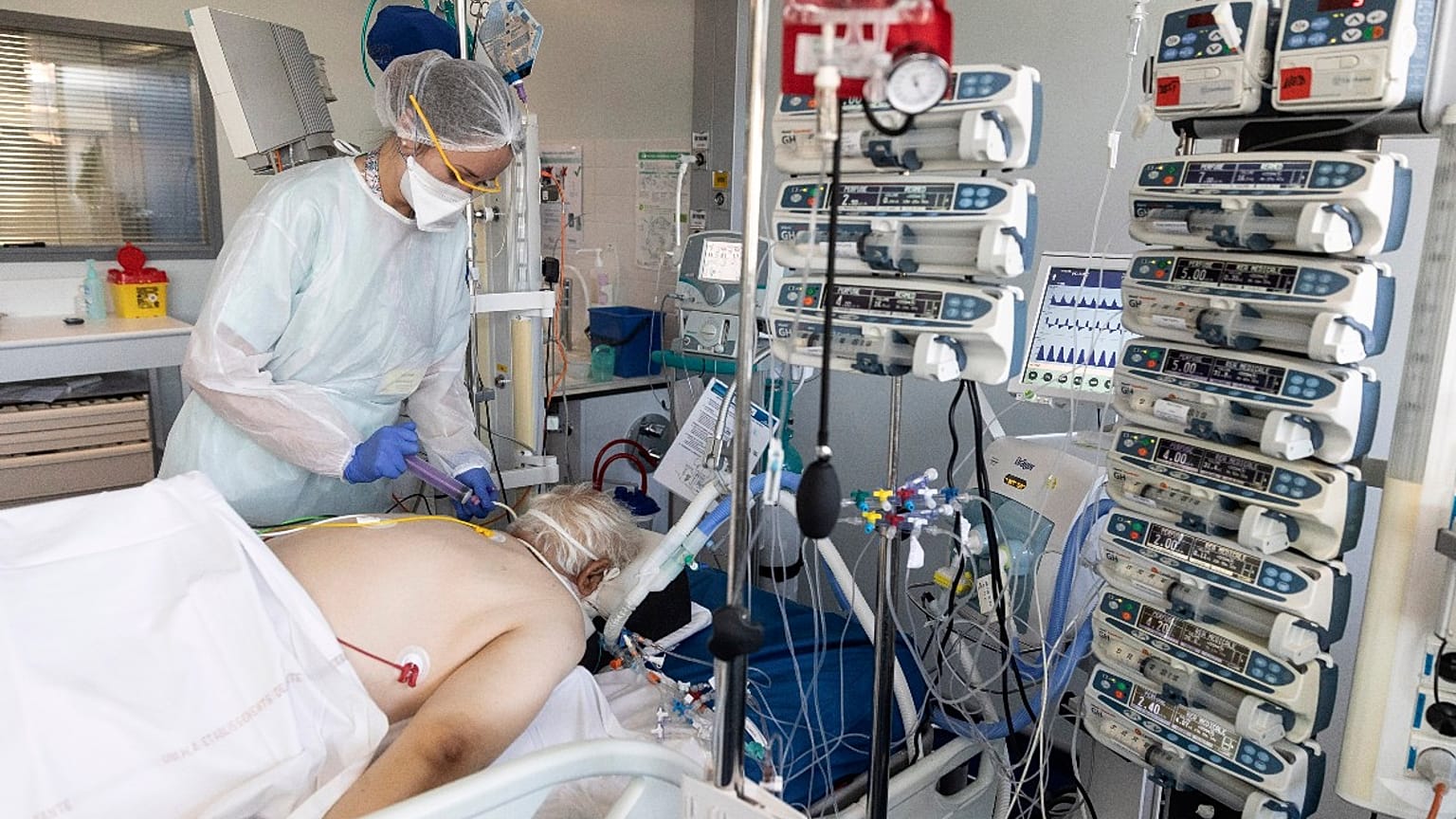 Un homme âgé en réanimation à l'hôpital de Strasbourg, en France, le 15 septembre 2020