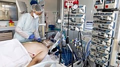 Un homme âgé en réanimation à l'hôpital de Strasbourg, en France, le 15 septembre 2020