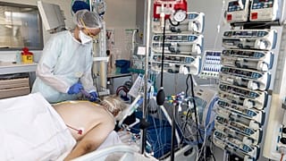 Un homme âgé en réanimation à l'hôpital de Strasbourg, en France, le 15 septembre 2020