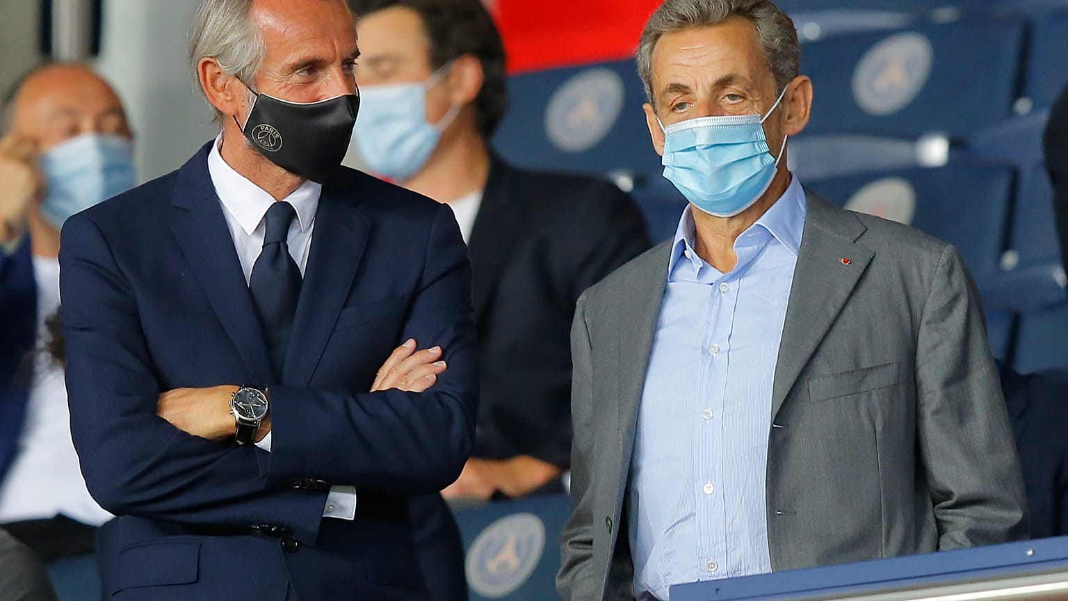Eski Fransa Cumhurbaşkanı Nicolas Sarkozy (sağda)