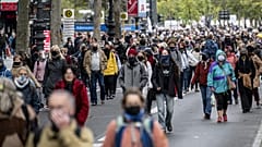 Διαδηλωτές στο Βερολίνο στις 10/10/20 διαμαρτύρονται για τα μέτρα κατά της διασποράς του κορωνοϊού