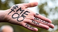 #MeToo et #BalanceTonPorc, deux mouvements de libération de la parole des femmes face au harcèlement.