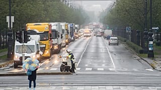 Az adományokat szállító konvoj az Andrássy úton