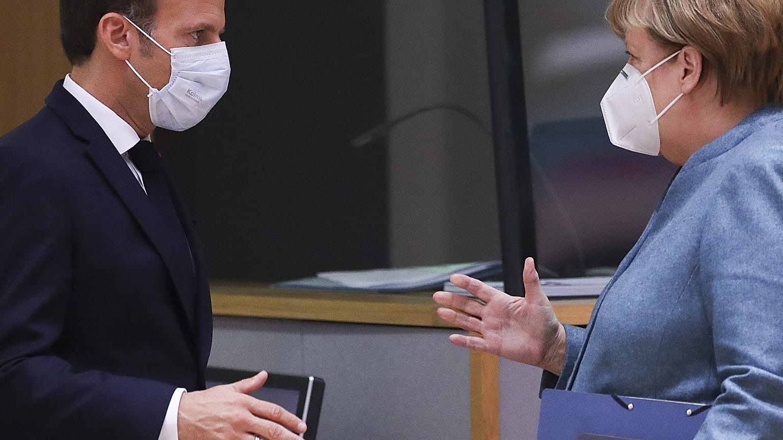 Ο πρόεδρος της Γαλλίας Εμανουέλ Μακρόν και η καγκελάριος της Γερμανίας Άνγκελα Μέρκελ στη Σύνοδο της ΕΕ