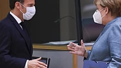 Ο πρόεδρος της Γαλλίας Εμανουέλ Μακρόν και η καγκελάριος της Γερμανίας Άνγκελα Μέρκελ στη Σύνοδο της ΕΕ
