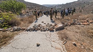 اشتباكات بين فلسطينيين وقوات إسرائيلية ومستوطنين في موسم قطاف الزيتون السنوي