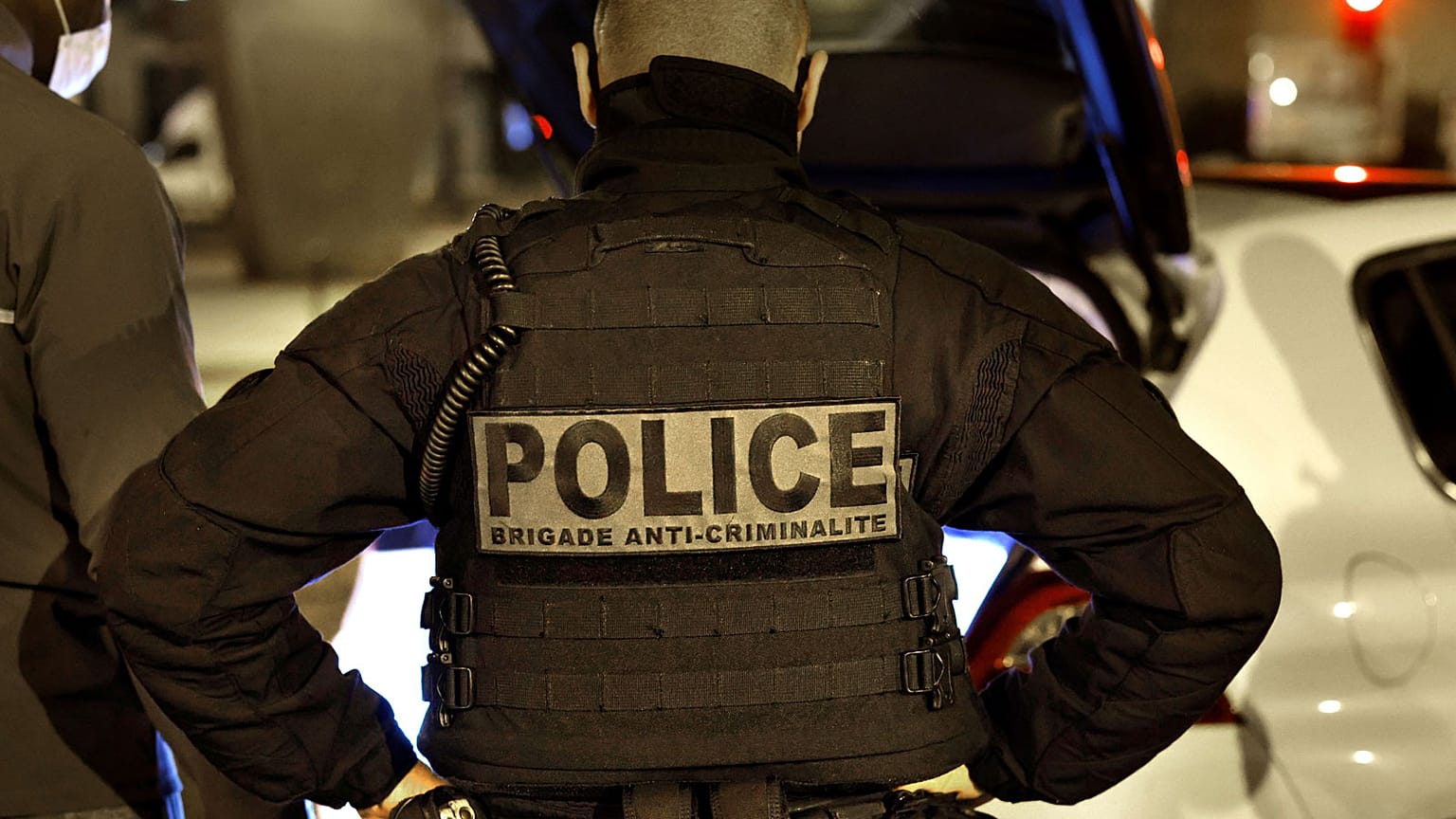 Photo d'illustration : un membre des Brigades anti-criminalité de la police nationale française lors d'une intervention à Paris le 16 octobre 2020