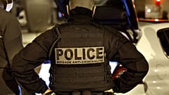 Photo d'illustration : un membre des Brigades anti-criminalité de la police nationale française lors d'une intervention à Paris le 16 octobre 2020