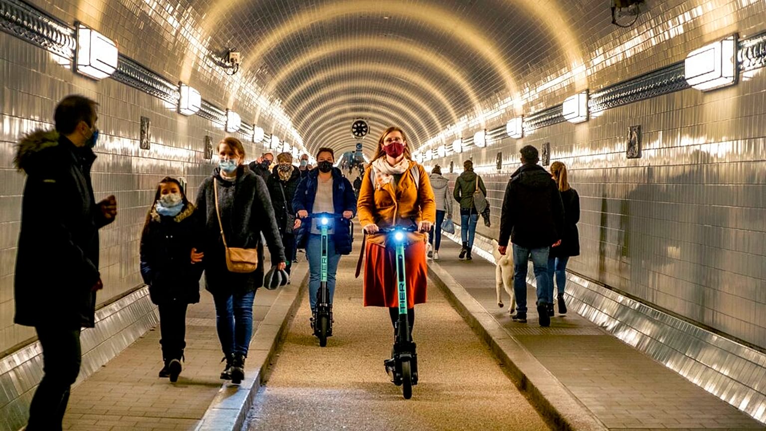 Maskenpflicht im Elbtunnel in Hamburg