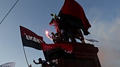 Un grupo de manifestantes pintaron de rojo la estatua del general Manuel Baquedano