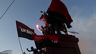 Un grupo de manifestantes pintaron de rojo la estatua del general Manuel Baquedano