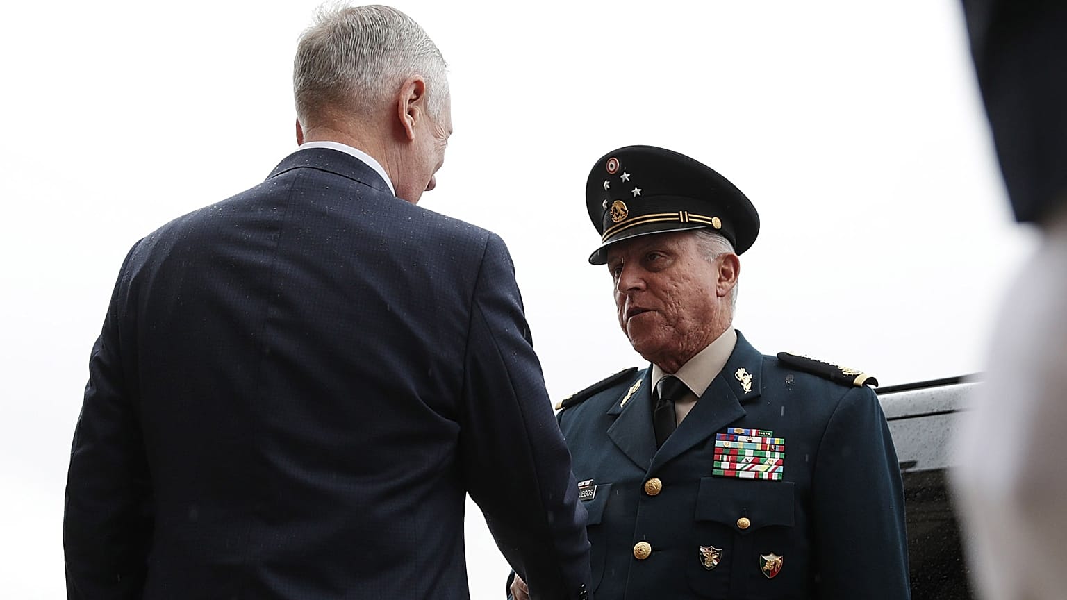 Meksika eski Savunma Bakanı Salvador Cienfuegos, 2017 yılında dönemin ABD Savunma Bakanı James Mattis tarafından karşılanırken.