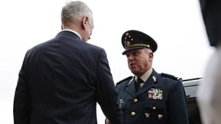 Meksika eski Savunma Bakanı Salvador Cienfuegos, 2017 yılında dönemin ABD Savunma Bakanı James Mattis tarafından karşılanırken.