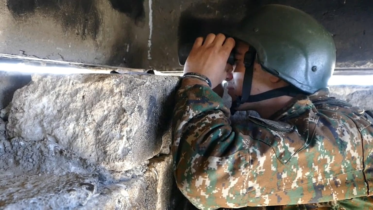 Soldado numa trincheira arménia