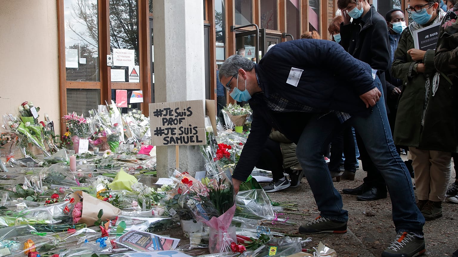 Flores fuera de la escuela donde trabajaba un profesor de historia asesinado, el 17 de octubre de 2020 en Conflans-Sainte-Honorine, al noroeste de París. 