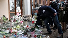 Flores fuera de la escuela donde trabajaba un profesor de historia asesinado, el 17 de octubre de 2020 en Conflans-Sainte-Honorine, al noroeste de París. 