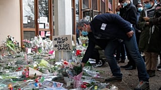 Flores fuera de la escuela donde trabajaba un profesor de historia asesinado, el 17 de octubre de 2020 en Conflans-Sainte-Honorine, al noroeste de París.