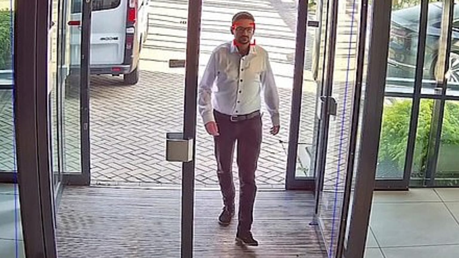 A kamera ellenőrzi a maszk viselését