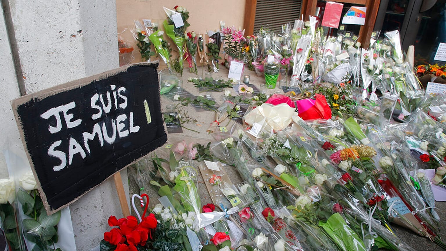 In Conflans-St-Honorine vor der Schule