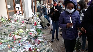 Menschen trauern um den Getöteten