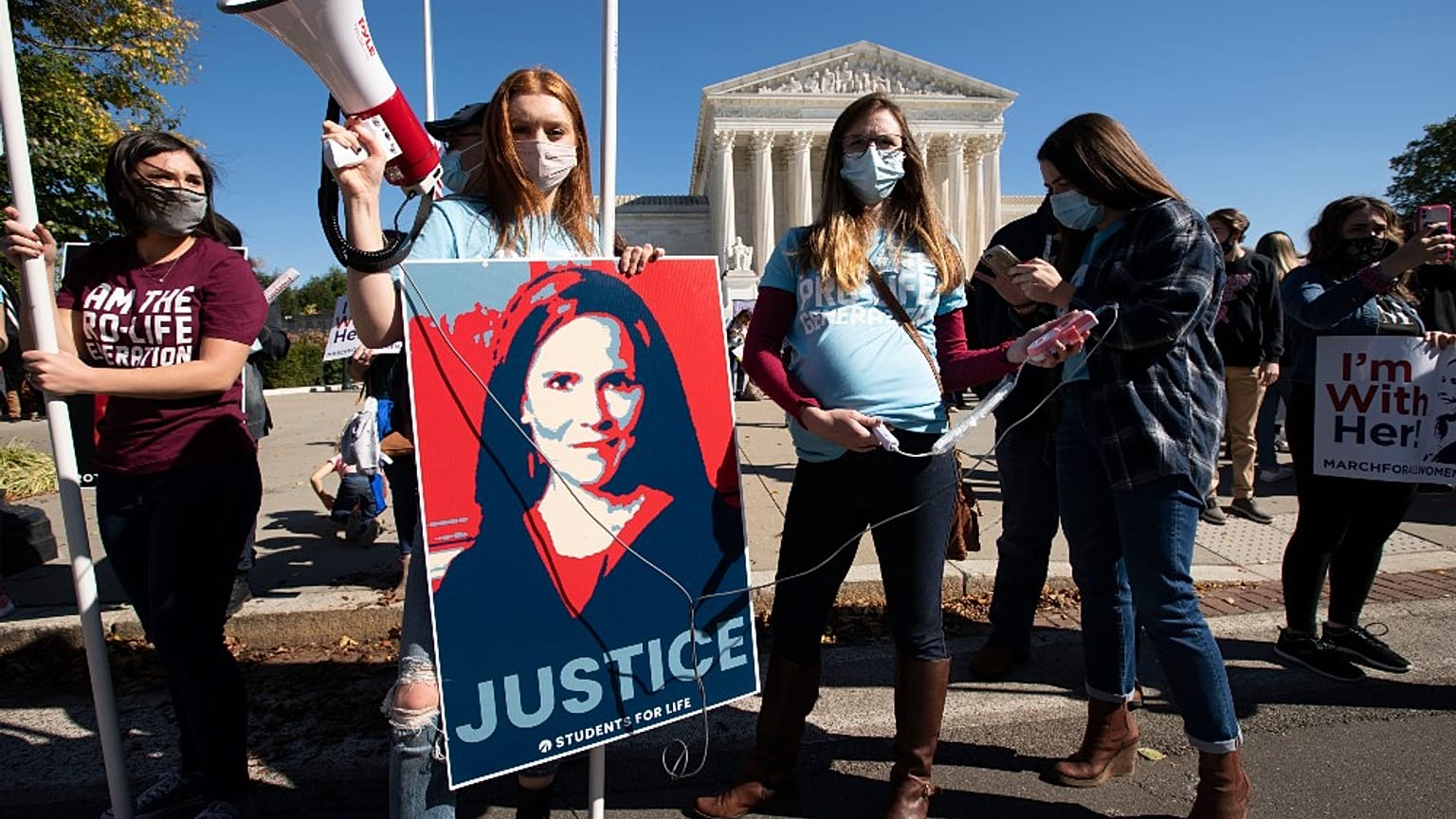 Sostenitori della Barrett manifestano davanti alla Corte Suprema, a Washington, USA