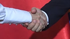 Egy nő és egy férfi kézfogása (illusztráció)