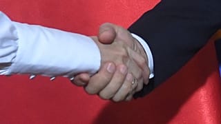 Egy nő és egy férfi kézfogása (illusztráció)