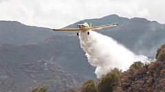Los bomberos luchan contra el fuego en la provincia argentina de Córdoba 