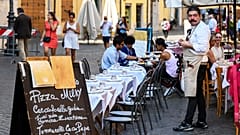 İtalyan hükümeti, Covid-19 vakalarında yaşanan yüksek artış nedeniyle yeni kısıtlamalar getirdi.