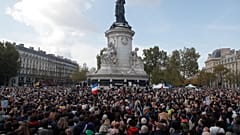  La manifestacón pacífica de este domingo 18 de octubre en la Plaza de la República para honrar la memoria del profesor Paty y condenar el terrorismo. París, Francia.