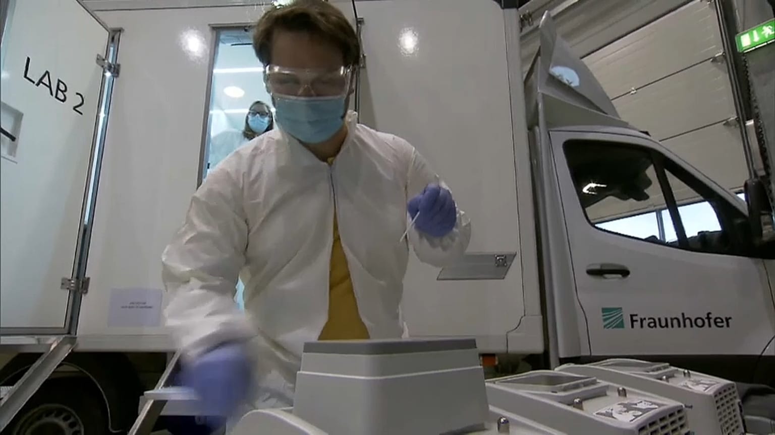 Analyse d'un test devant le nouveau véhicule de dépistage Covid à Dresde, en Allemagne 