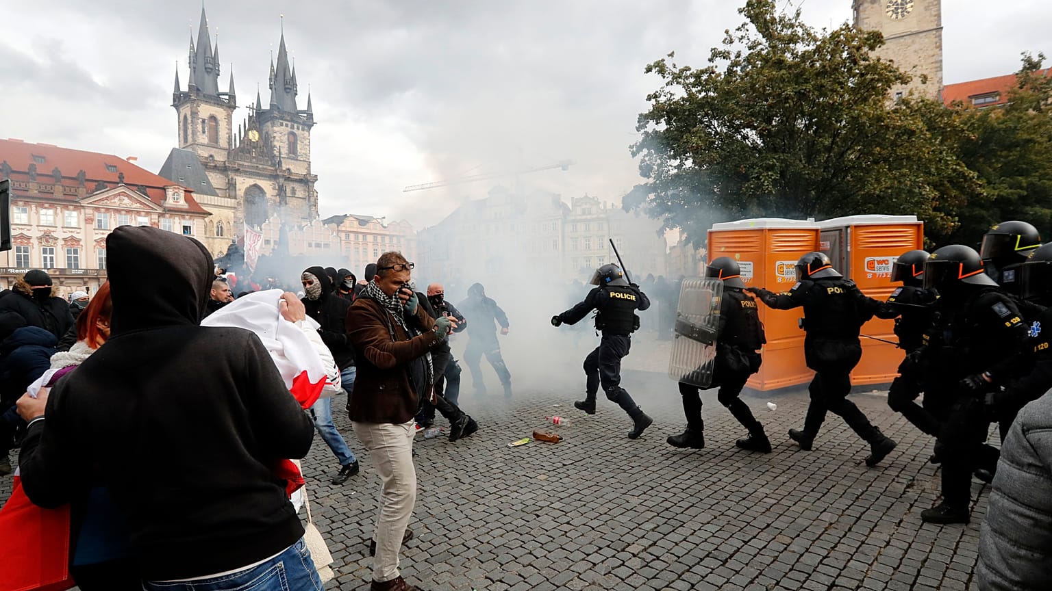 La policía checa utilizó gas lacrimógeno y un cañón de agua para dispersar a los cientos de manifestantes que protestaban violentamente contra las restrcciones por la COVID-19