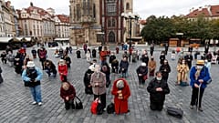 Multitudinaria misa en exteriores en Praga, el domingo 18 de octubre de 2020. 