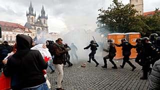 La policía checa utilizó gas lacrimógeno y un cañón de agua para dispersar a los cientos de manifestantes que protestaban violentamente contra las restrcciones por la COVID-19