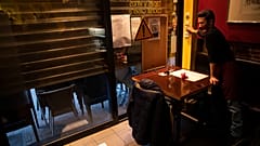 Un restaurateur belge baisse le rideau de son établissement à Bruxelles, le 18 octobre 2020