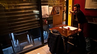 Un restaurateur belge baisse le rideau de son établissement à Bruxelles, le 18 octobre 2020