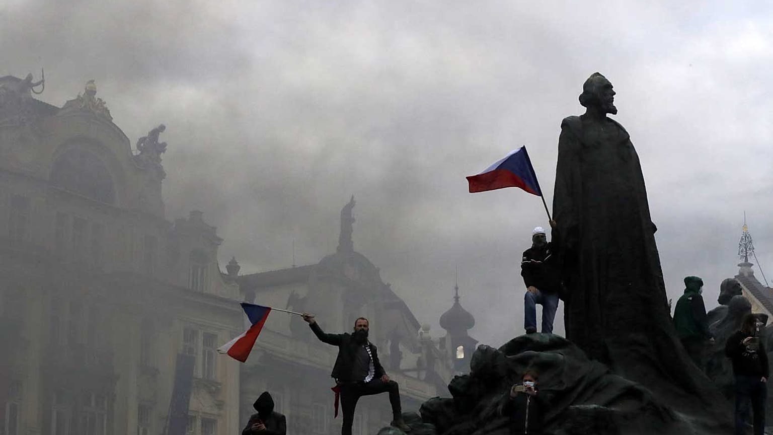 Praga: scontri fra polizia e manifestanti per le restrizioni anti-Covid