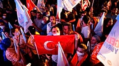 Πανηγυρισμοί για το αποτέλεσμα των «εκλογών»
