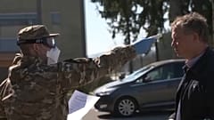 A katasztrófavédelem embere lázat mér beléptetéskor Ljubljanában