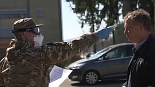 A katasztrófavédelem embere lázat mér beléptetéskor Ljubljanában